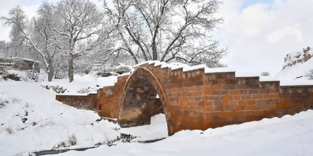 1000 yıllık geçmiş beyaz örtüyle kaplandı! ‘Anadolu’nun Orhun Abideleri’: 8 bini aşkın mezar taşı görsel şölen sundu 3